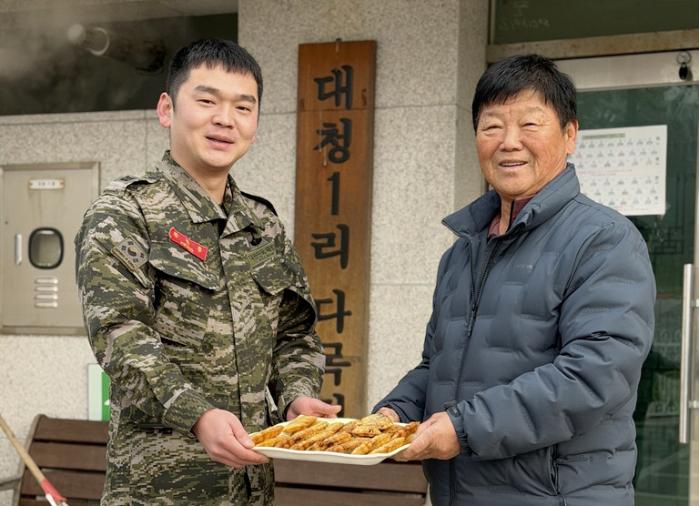 해병대6여단 65대대 장병이 대청도 주민에게 직접 구운 붕어빵을 전달하고 있다. 부대 제공