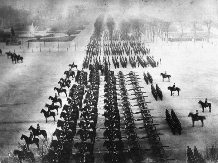 1871년 독일제국 선포 후 파리에서 사열식을 하고 있는 독일군. 필자 제공