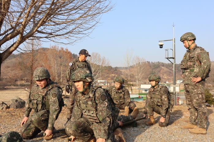 올해 육군39보병사단 용호여단 병 진급 개인훈련평가를 담당하는 전문평가관들이 전투부상자처치(TCCC) 집체교육을 받고 있다. 부대 제공