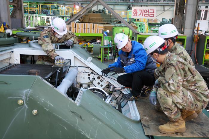 육군종합정비창 정비요원과 미군 정비요원이 함께 K200A1 장갑차 파워팩 정비 절차를 실습하고 있다. 부대 제공