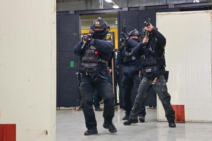 20일 공군20전투비행단 군사경찰대대 특수임무소대와 충남경찰특공대가 합동훈련의 하나로 내부소탕을 하고 있다. 사진 제공=김경률 원사