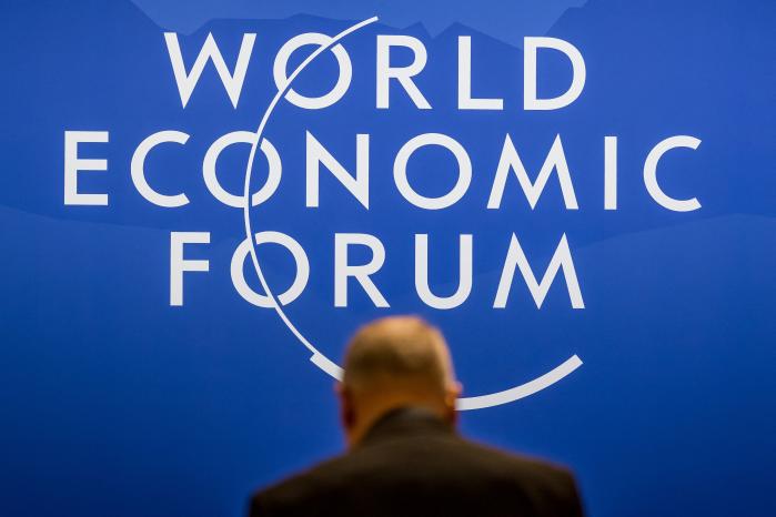 19일(현지시간) 스위스 다보스에서 개막한 세계경제포럼(WEF) 컨벤션센터에 포럼 로고가 새겨져 있다. AFP·연합뉴스
