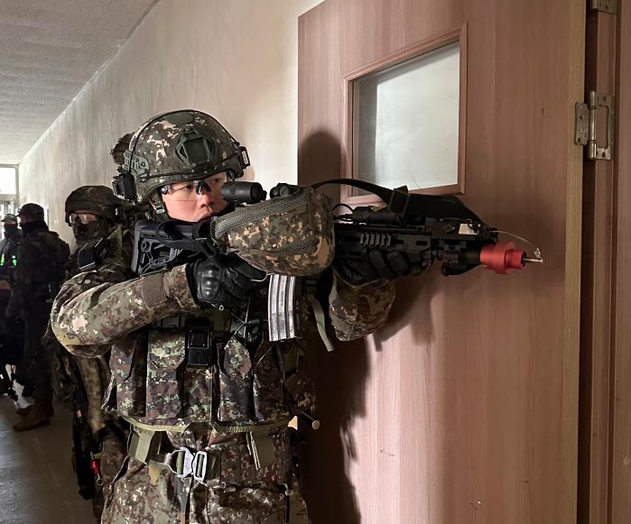 20일 경북 예천군 훈련장에서 육군50보병사단 기동대대 장병이 경북경찰특공대와 훈련하며 근접전투기술을 숙달하고 있다. 부대 제공