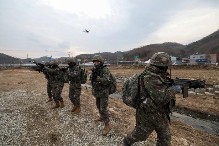육군35보병사단 장병들이 19일 혹한기 전술훈련 중 작전지역으로 전개하고 있다. 장병들의 머리 위로는 이륙을 마친 정찰드론이 고도를 높이고 있다. 이윤청 기자