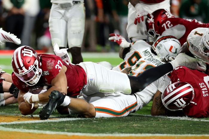 20일(한국시간) 미국 플로리다주 마이애미에서 열린 대학미식축구 인디애나 후지어와 마이애미 허리케인의 결승전에서 인디애나 후지어 선수가 터치다운에 성공하고 있다. 이날 경기에서 인디애나 후지어가 27 대 21로 승리해 우승했다. AFP·연함뉴스