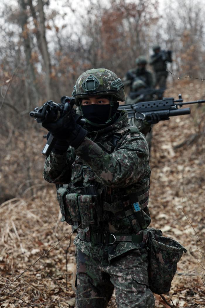 기동대대 장병들이 탐색격멸작전을 수행하고 있다.