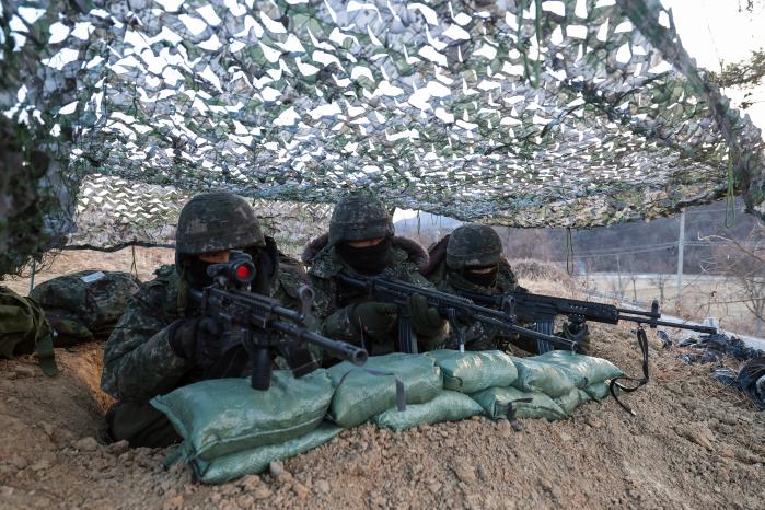 진안·무주대대 장병들이 구축한 진지에서 전방을 경계하고 있다.