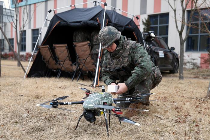 정찰드론 운용을 준비하고 있는 장병.