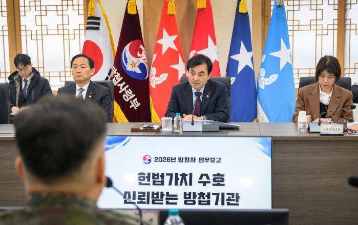 안규백 국방부장관이 21일 방첩사에서 실시된 군 정보·수사기관 업무보고에서 방첩사로부터 보고를 받고 있다. 국방부 제공