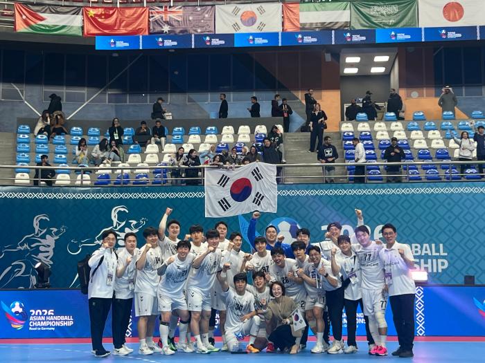 조영신(앞줄 맨 오른쪽) 감독이 이끄는 한국 남자핸드볼 대표팀이 21일(한국시간) 쿠웨이트 사바알살렘에서 열린 제22회 아시아남자핸드볼선수권대회 카타르와의 조별리그 2차전에서 승리를 거둔 뒤 기념사진을 찍고 있다. 사진=대한핸드볼협회