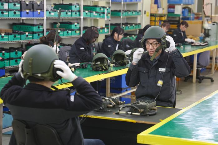 HKC 관계자들이 제작 장비의 작동점검을 하고 있다.