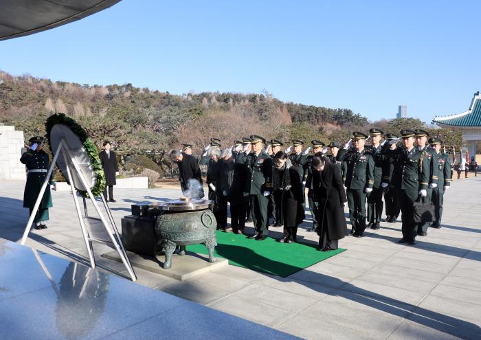 육군수도방위사령부가 21일 국립서울현충원에서 개최한 ‘Remember 1·21’ 행사에서 어창준 사령관을 비롯한 주요 직위자가 경례하고 있다. 부대 제공