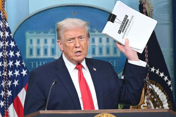 도널드 트럼프 미국 대통령이 집권 2기 취임 1주년인 20일(현지시간) 워싱턴DC 백악관에서 언론 브리핑을 하고 있다. AFP·연합뉴스