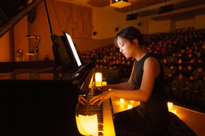해군교육사령부가 21일 개최한 힐링콘서트에서 국립창원대 음악과 연주자들이 클래식 명곡을 연주하고 있다. 사진 제공=홍성민 중사(진)
