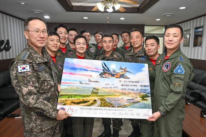 손석락(맨 왼쪽) 공군참모총장이 21일 원주기지 53특수비행전대를 찾아 블랙이글스 팀원들을 격려한 뒤 기념액자를 들고 성공적인 임무완수를 다짐하고 있다. 공군 제공