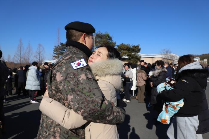 육군39보병사단이 21일 개최한 올해 첫 신병 수료식에서 한 신병이 가족과 포옹하고 있다.