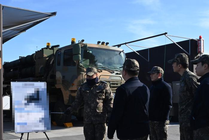 20일 공군3미사일방어여단이 신규 전입간부를 대상으로 진행한 역량강화교육에서 참가자들이 주요 작전 장비에 대한 설명을 듣고 있다. 부대 제공