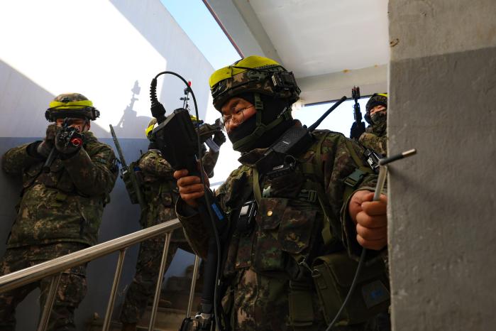 장병이 내부투시기를 이용해 사각지대를 확인하고 있다.