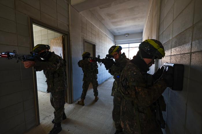 적을 탐지하기 위해 벽투시레이다를 활용하고 있다.