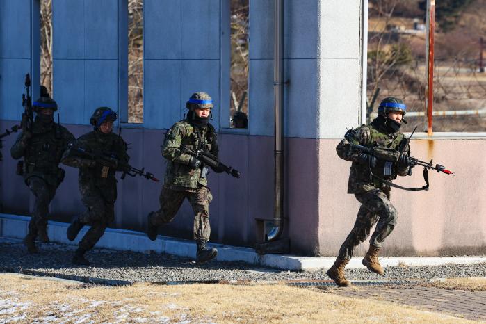 소대 쌍방교전 중 목표 지점을 향해 돌진하고 있다.