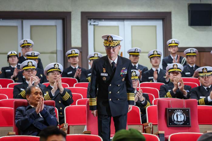 김경률 해군작전사령관이 기념식에서 인사하고 있다.