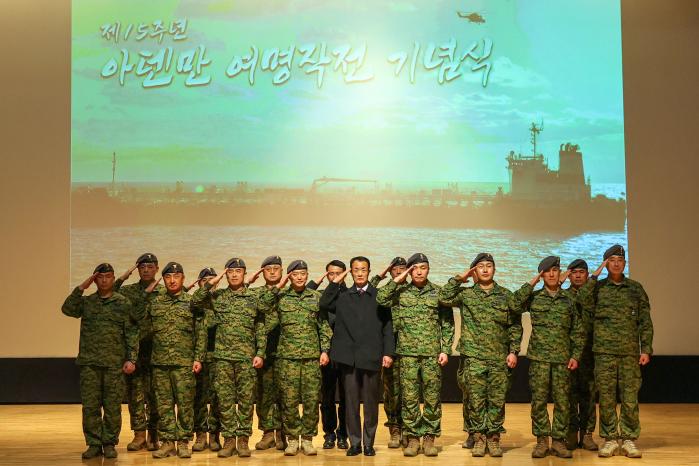 경례하는 청해부대 6진 검문검색대 장병.