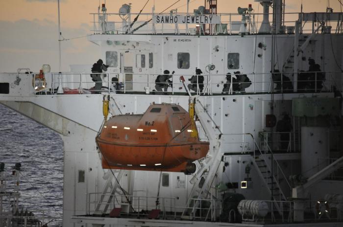 아덴만 여명작전 당시 삼호주얼리호 선교에 진입 중인 해군특전대원들의 모습. 부대 제공