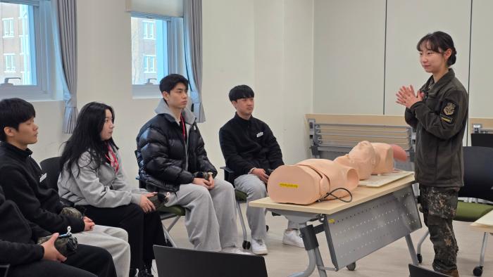 국군의무학교 ‘K-국방 보건의료 리더스 캠프’에 참가한 건양대학교 학생들이 기도 관리 및 호흡관리 실습을 하고 있다. 부대 제공