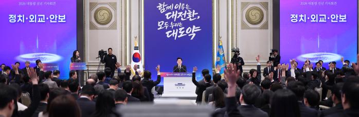 이재명 대통령이 21일 청와대 영빈관에서 열린 신년기자회견에서 취재진의 질문을 받고 있다. 이 대통령 임기 중 세 번째 기자회견이자, 청와대로 집무실을 옮긴 이후 첫 공식 기자회견이기도 하다. 연합뉴스