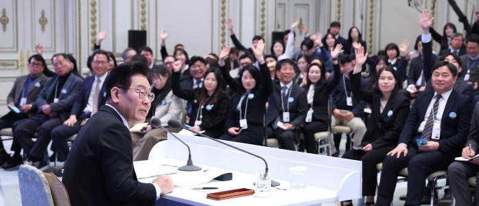 이재명 대통령이 21일 청와대 영빈관에서 열린 신년 기자회견에서 기자들의 질문을 받고 있다. 이날 이 대통령은 대한민국을 대도약의 새로운 미래로 이끌 ‘5가지 대전환의 길’을 제시했다. 연합뉴스