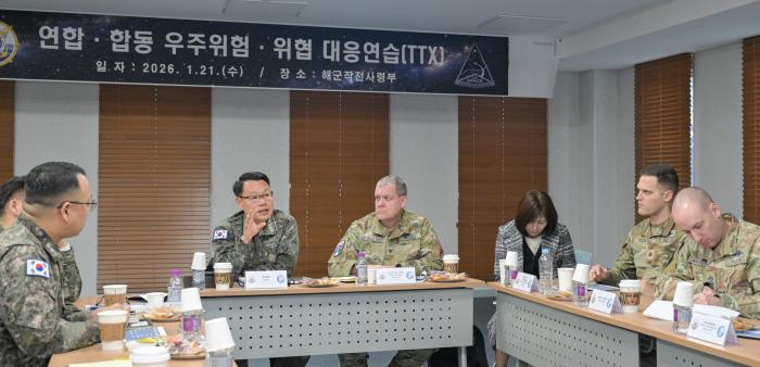 21일 해군작전사령부에서 개최된 연합·합동 우주 위험·위협 대응 연습에서 참석자들이 전술 토의를 하고 있다. 부대 제공