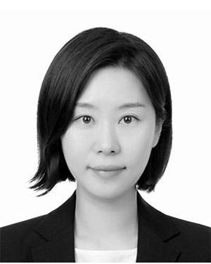 필자 김유미는 홍익대학교에서 서양미술사를 전공하고 미술관에서 교육을 연구하는 일을 맡고 있다. 동시대 미술에서 배움과 공동체를 연결하는 일에 관심을 두고 있다.