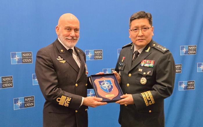 권대원 합참차장이 주세페 카보 드라고네 나토 군사위원장과 기념사진을 찍고 있다. 합참 제공