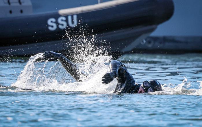 해군특수전전단 해난구조전대(SSU) 심해잠수사들이 22일 혹한기 내한훈련의 하나로 진행된 철인중대 선발경기에서 오리발 수영을 하고 있다.