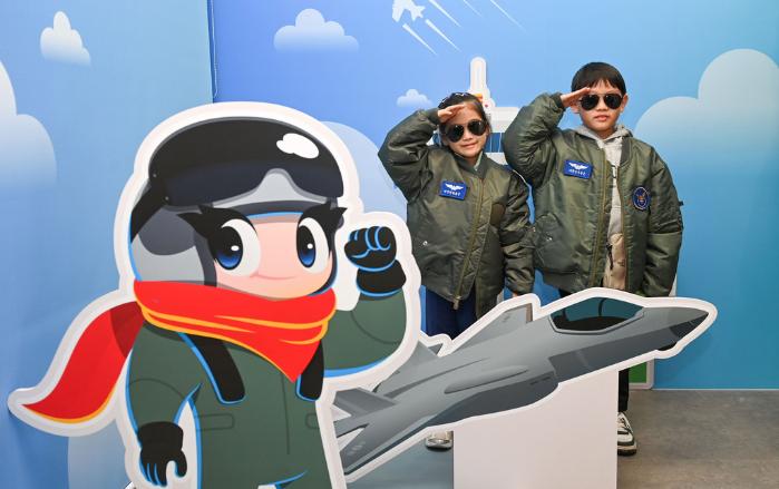 22ÀÏ °ø±º»ç°üÇб³ ±¹¸³°ø±º¹Ú¹°°ü ¾î¸°ÀÌüÇè°ü¿¡¼ ¼º¹«¾î¸°ÀÌÁý ¿ø»ýµéÀÌ Ç×°ø üÇè ÇÁ·Î±×·¥¿¡ Âü¿©Çϰí ÀÖ´Ù. ºÎ´ë Á¦°ø