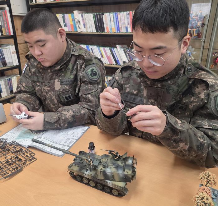 육군55보병사단 용인대대 프라모델 동아리 군프라 소속 장병들이 부대 카페에서 밀리터리 프라모델을 제작하고 있다. 부대 제공