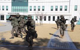 육군35보병사단 충무여단 장병들이 22일 대드론 방호체계 검증 훈련 중 적을 생포해 이송하고 있다. 부대 제공