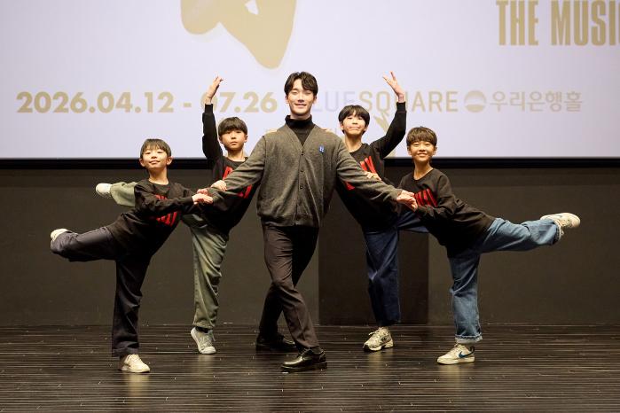 21일 열린 뮤지컬 ‘빌리 엘리어트’ 기자간담회에서 성인 ‘빌리’ 역을 맡은 유니버설발레단 임선우(가운데) 수석무용수가 ‘빌리’ 역 배우들과 포즈를 취하고 있다. 왼쪽부터 조윤우, 김우진, 임 수석 무용수, 박지후, 김승주. 사진=신시컴퍼니