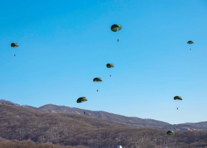 육군2신속대응사단이 20~21일 진행한 새해 첫 고공·저공강하 훈련에서 장병들이 강하하고 있다. 사진 제공=김소희 상사