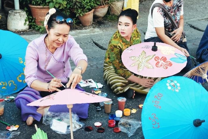 대표적인 수공예품 우산을 만드는 보상마을 주민들.