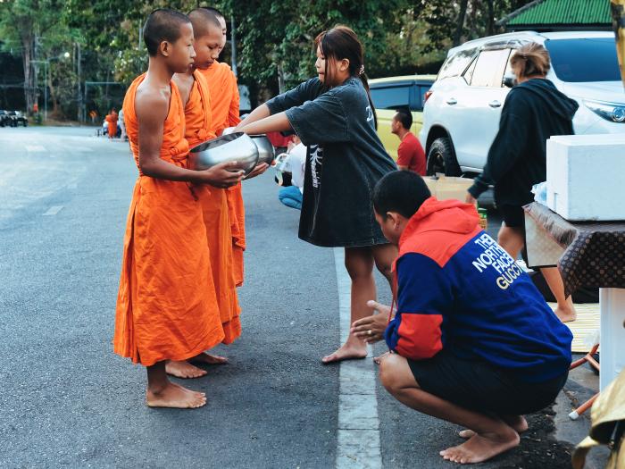 해가 뜨기 전 도이수텝 입구에 가면 새벽 탁발을 나온 스님과 시주하는 시민들의 경건함을 마주할 수 있다.