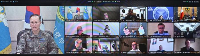 손석락(맨 왼쪽) 공군참모총장이 22일 화상으로 진행된 ‘26-1차 태평양 공군지휘관 화상회의’에서 인도·태평양 지역 공군지휘관들과 열띤 토의를 펼치고 있다. 공군 제공