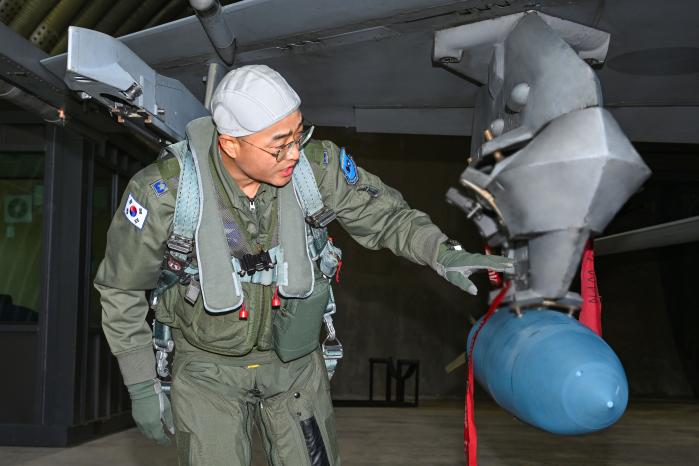 차준선 공군작전사령관이 22일 개선된 공대지 사격훈련 절차를 직접 점검하기 위한 지휘비행에 앞서 항공무장을 비롯한 항공기 외부 점검을 하고 있다. 부대 제공