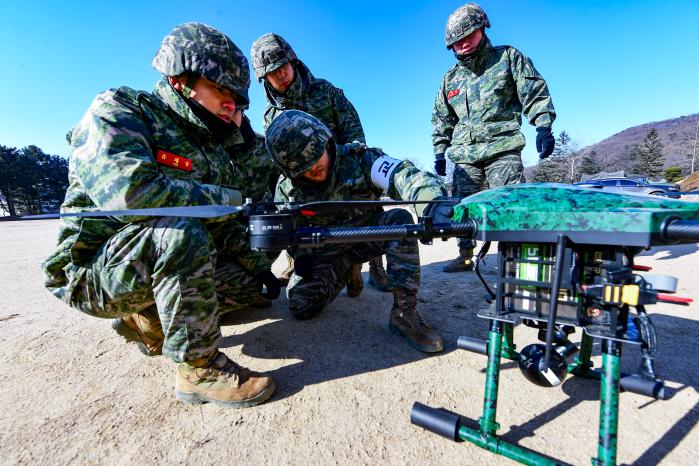 해병대2사단이 지난 12일부터 진행 중인 해·강안 수로 정찰용 드론 조종사 집체교육에서 참가자들이 장비운용 방법을 숙달하고 있다. 부대 제공