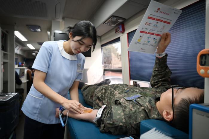22일 공군17전투비행단 사랑의 헌혈 운동에 동참한 장병이 헌혈을 하고 있다. 사진 제공=김세환 병장