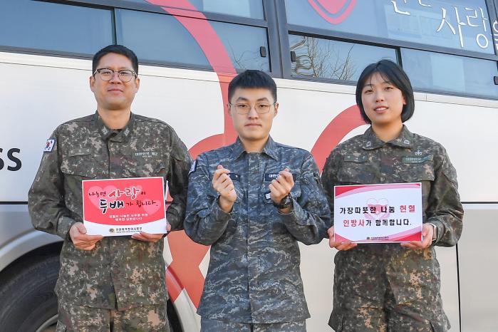 22일 해군인천해역방어사령부 장병들이 헌혈 후 기념사진을 찍고 있다. 사진 제공=윤승호 중사