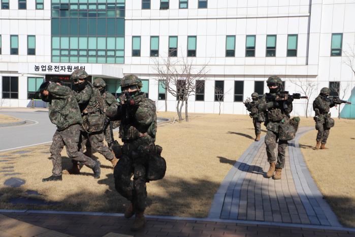 육군35보병사단 충무여단 장병들이 22일 대드론 방호체계 검증 훈련 중 적을 생포해 이송하고 있다. 부대 제공