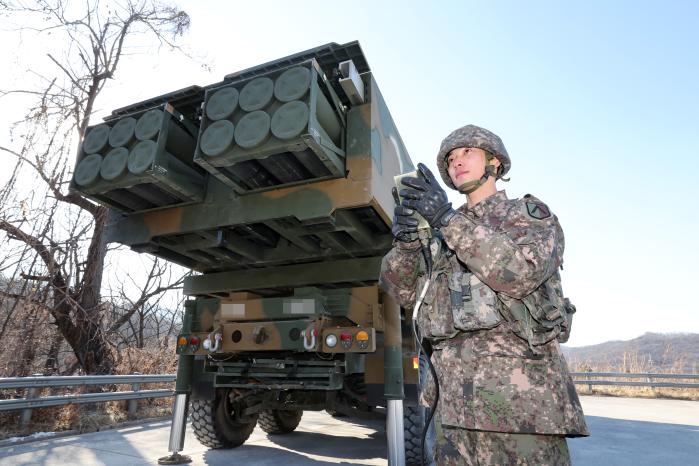 육군수도포병여단 천무대대가 21일 부대 포상에서 실시한 '천무 비사격절차 훈련'에서 K239 천무 승무원이 사격을 마친 뒤 재장전을 위해 빈 포드를 하역하고 있다.