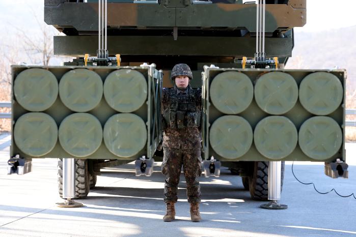 K239 천무 승무원들이 K239L 천무 발사대의 포드 재장전을 하고 있다.