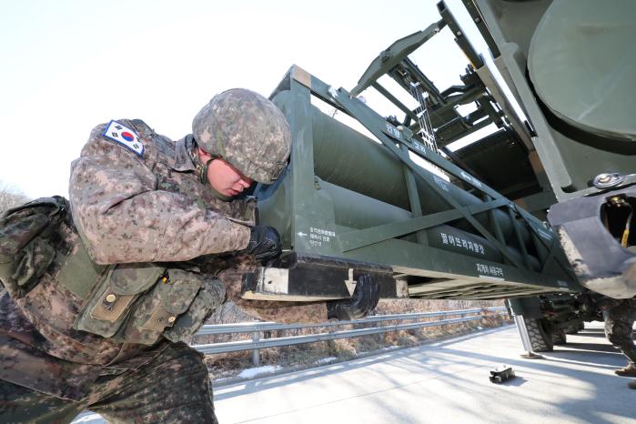K239 천무 승무원들이 K239L 천무 발사대의 포드 재장전을 하고 있다.